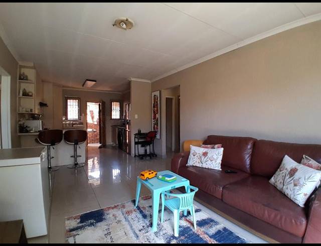 3 BEDROOM TOWNHOUSE FOR SALE IN HEUWELSIG ESTATE